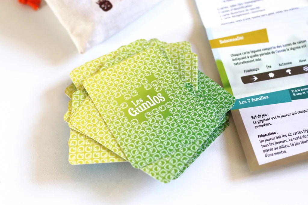 Le dos carte du jeu Les Gumlos : un dégradé du vert à un jaune vert très pétillant
